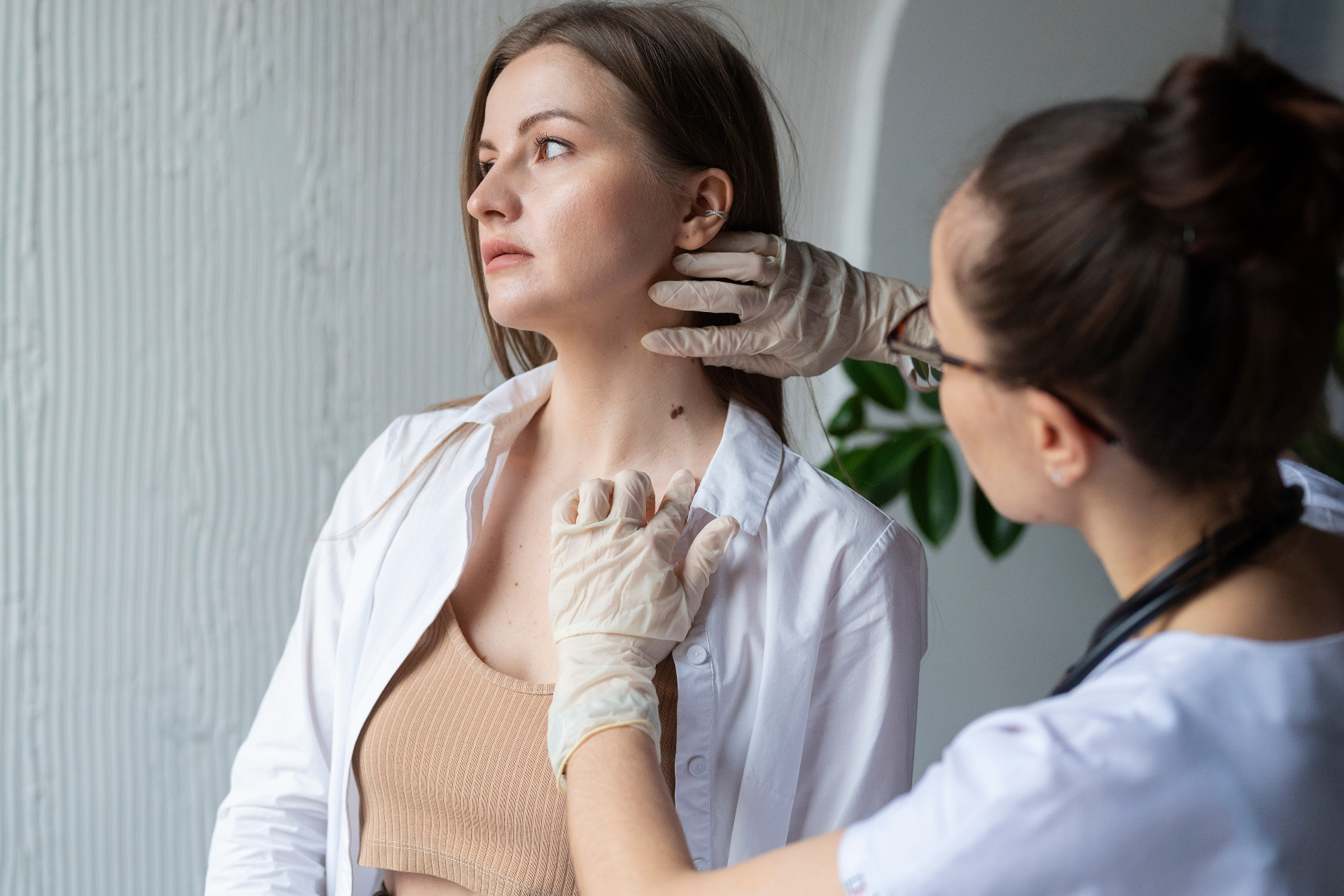Dermatologista examinando paciente